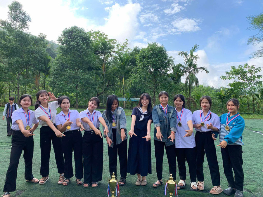 Cô Nguyên (thứ 5 từ trái sang) cùng học trò. nguyen-2.jpg