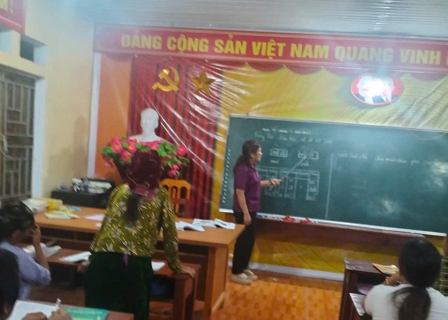 Cô Phạm Thị Chi - giáo viên Trường PTDTBT Tiểu học Tả Ván, xã Tùng Vài (tỉnh Tuyên Quang). mu-chu-2.jpg