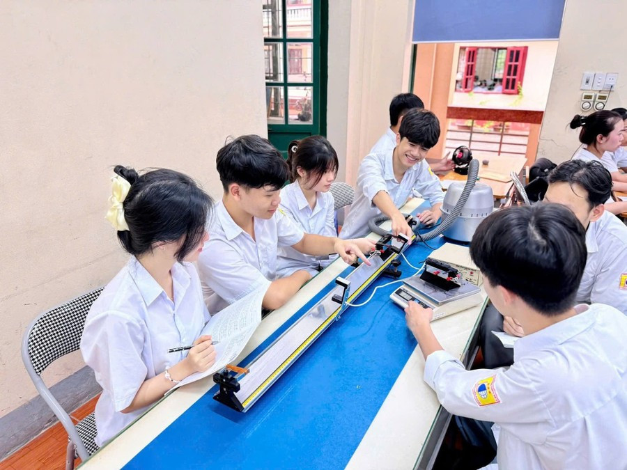 Học sinh Trường THPT Lê Hồng Phong trong tiết thực hành môn Vật lí. lao-cai-nham-muc-tieu-phat-trien-toan-dien-2.jpg