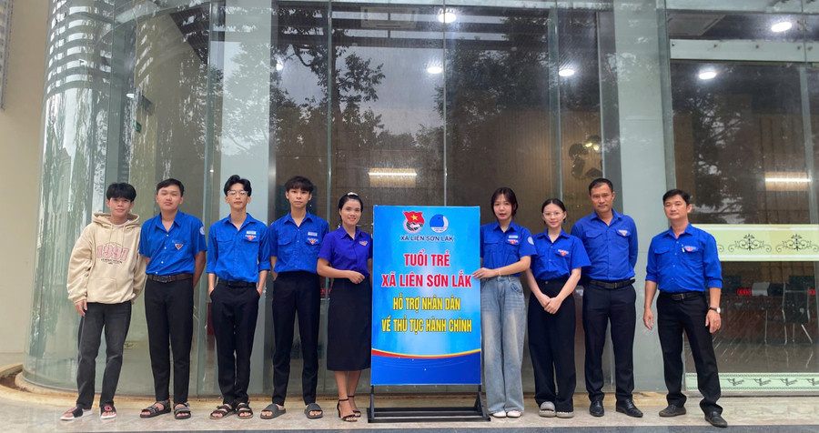 Đội hình thanh niên tình nguyện hỗ trợ người dân thực hiện thủ tục hành chính công tại xã Liên Sơn Lắk. daklak-hanh-trinh-truong-thanh-cua-nguoi-tre-2.jpg