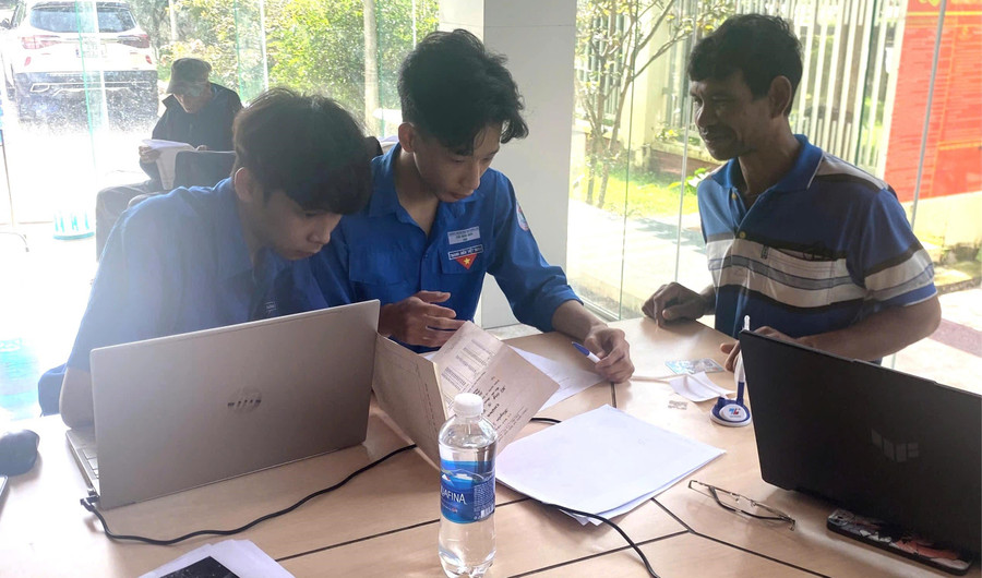 Đoàn viên thanh niên là học sinh THPT tại Đắk Lắk hỗ trợ người dân thực hiện thủ tục hành chính công.