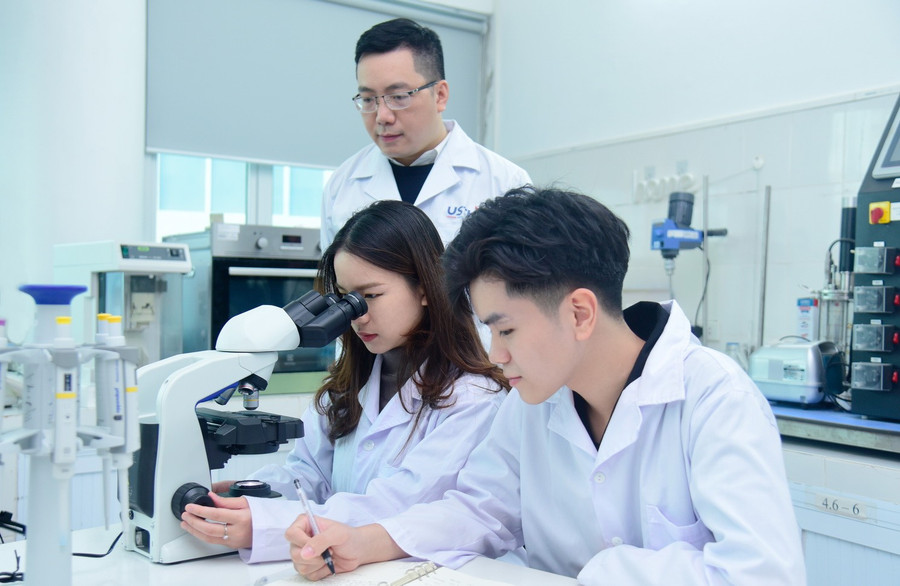 Giờ học thực hành của sinh viên Trường ĐH Khoa học và Công nghệ Hà Nội. Ảnh: NTCC.