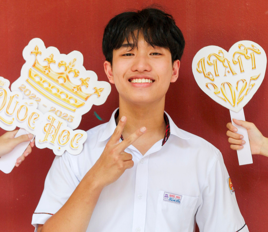 Em Đậu Nguyễn Thái Bình, học sinh lớp 12 chuyên Toán 1, Trường THPT chuyên Quốc Học - Huế là thủ khoa TP Huế tại kỳ thi Tốt nghiệp THPT 2025. (Ảnh: NVCC) thu-khoa-tot-nghiep-thpt-2025-tai-tp-hue-cung-tung-la-thu-khoa-vao-lop-10.jpg