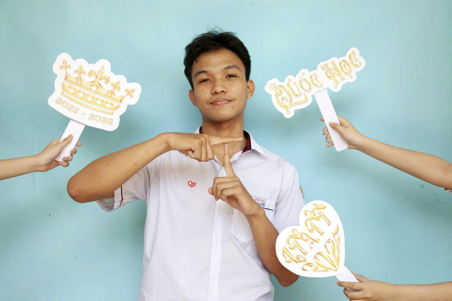 Em Trương Văn Hùng có điểm cao nhất khối A00 của TP Huế với 29,75 điểm. nam-sinh-diem-cao-nhat-khoi-a00-tai-hue-bat-mi-bi-quyet-hoc-tap-va-ren-luyen.jpg