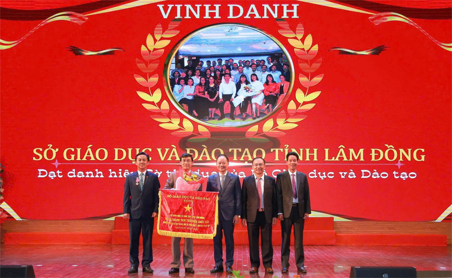 Sở GD&ĐT Lâm Đồng nhận Cờ thi đua của Bộ GD&ĐT năm học 2023 - 2024. lam-dong-xay-dung-nen-giao-duc-thich-ung-1.jpg