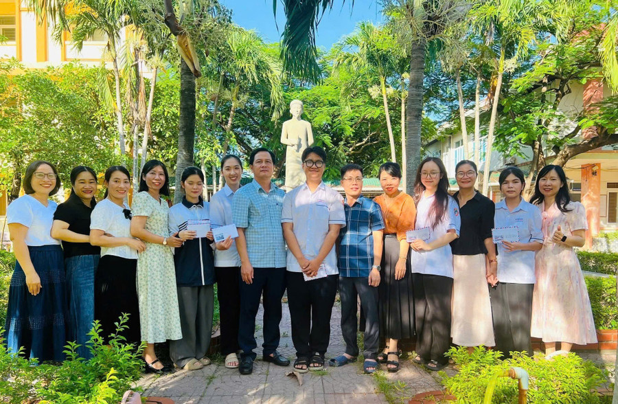 Nam sinh đón nhận lời chúc mừng từ thầy cô, bạn bè Trường THPT Đào Duy Từ. z6832660210395-7ff7f903b69d5578b45694b74b464632.jpg