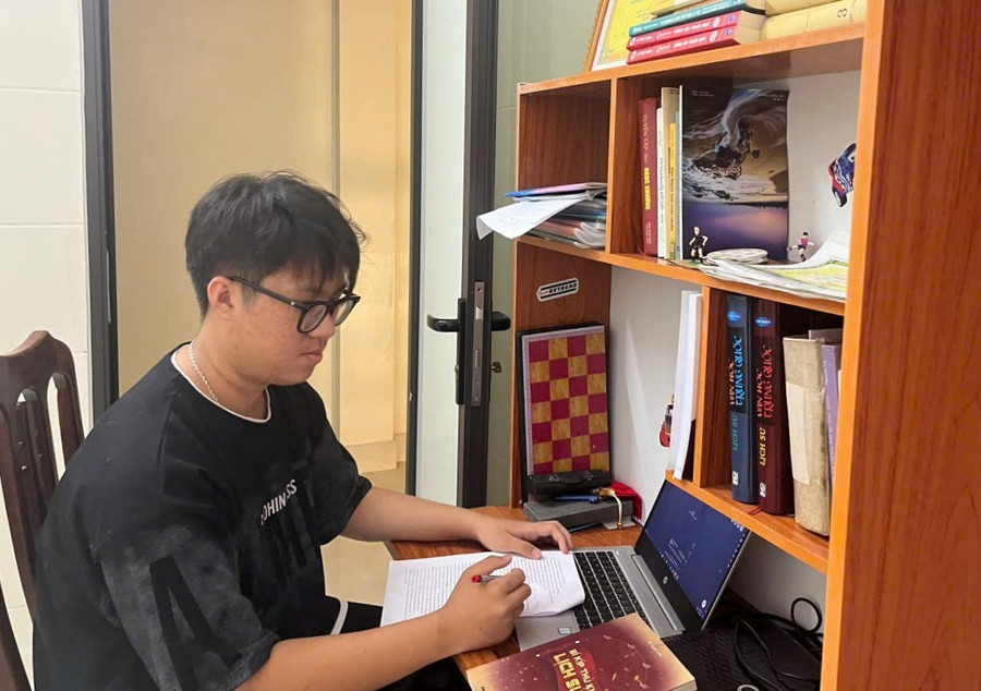 Nhờ tự học kết hợp học online, Quân đạt điểm tối đa môn Lịch sử và Địa lý. 7.jpg