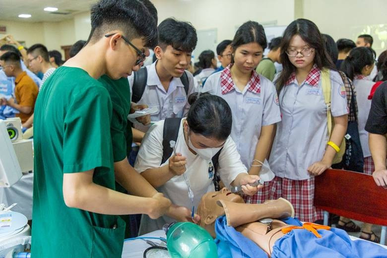 Học sinh tham gia ngày hội Tư vấn Tuyển sinh - Hướng nghiệp do Trường Đại học Y Dược TPHCM tổ chức. Ảnh: UMP.