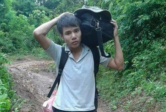 Con đường đến trường mùa mưa của thầy Tuyên.