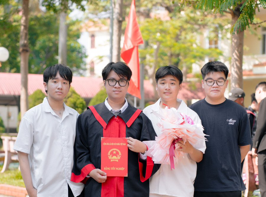 Em Nguyễn Văn Hùng Quân (thứ hai từ trái qua) đỗ đầu khối C00 của tỉnh Quảng Trị với tổng điểm 29,25.