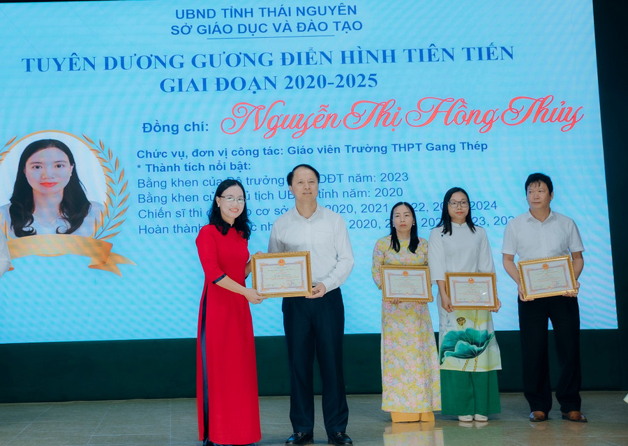 Cô giáo Nguyễn Thị Hồng Thủy nhận giấy khen cá nhân điển hình tiến tiến giai đoạn 2020 - 2025 từ lãnh đạo Sở GD&ĐT Thái Nguyên. hong-thuy-3.jpg