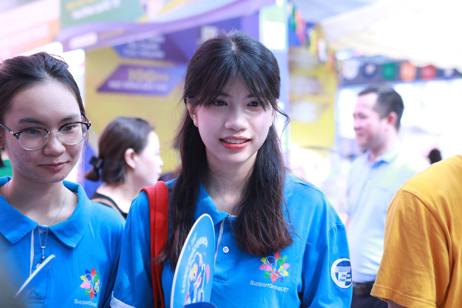 Thí sinh lớp 12 tham dự ngày hội tư vấn tuyển sinh năm 2025 tại Hà Nội. Ảnh: Đình Tuệ.