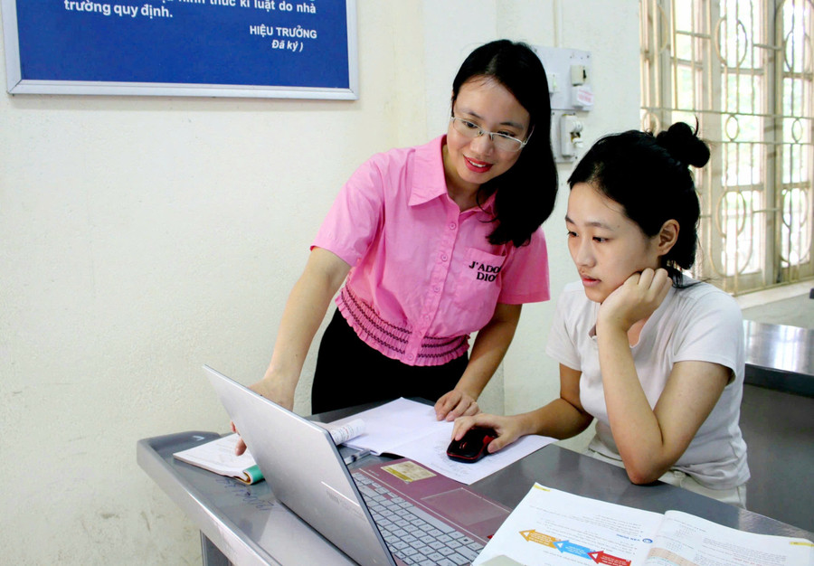 Cô giáo Nguyễn Thị Hồng Thủy (Trường THPT Gang Thép, tỉnh Thái Nguyên) hướng dẫn học sinh ứng dụng AI đúng cách, hiệu quả trong học tập. hong-thuy-2.jpg