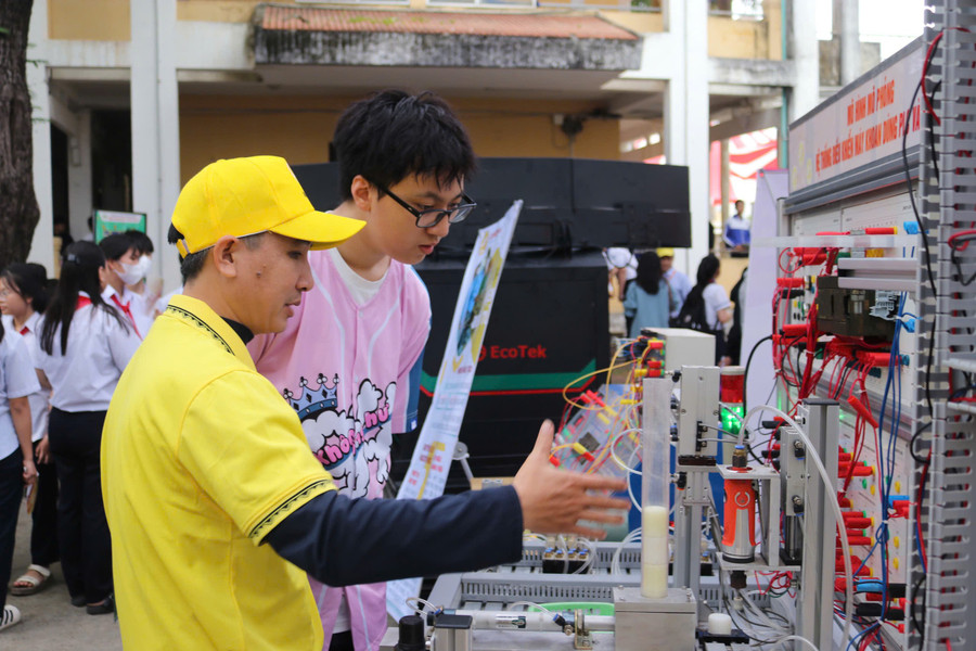 Học sinh trải nghiệm mô hình mô phỏng hệ thống điều khiển máy khoan dùng PLC và khí nén. 6.jpg