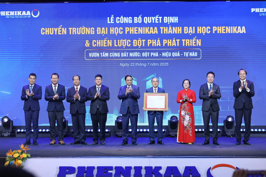 Thủ tướng Phạm Minh Chính trao quyết định về việc chuyển Trường Đại học Phenikaa thành Đại học Phenikaa - Ảnh: VGP/Nhật Bắc. img7671-1753180414854128705015.jpg