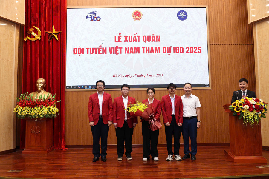 Đội tuyển quốc gia Việt Nam tham dự Olympic Sinh học Quốc tế (IBO) năm 2025 cùng Phó Cục trưởng Cục Quản lý chất lượng Nguyễn Ngọc Hà. 18725-6.jpg