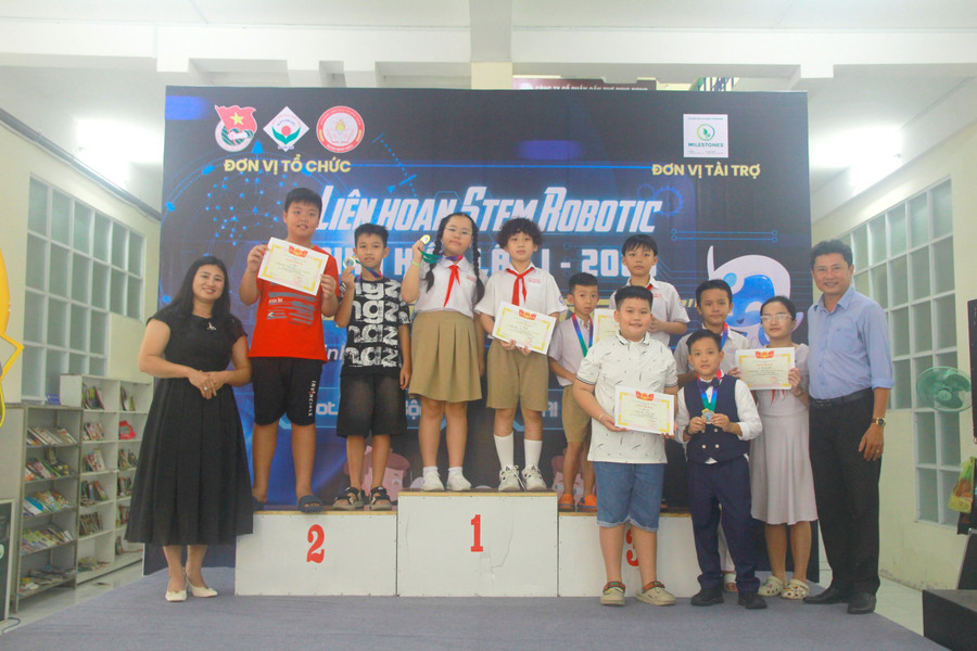 Ban Tổ chức khen thưởng cho các đội đạt giải tại Liên hoan STEM ROBOTIC Ninh Kiều. stem-can-tho-3.jpg