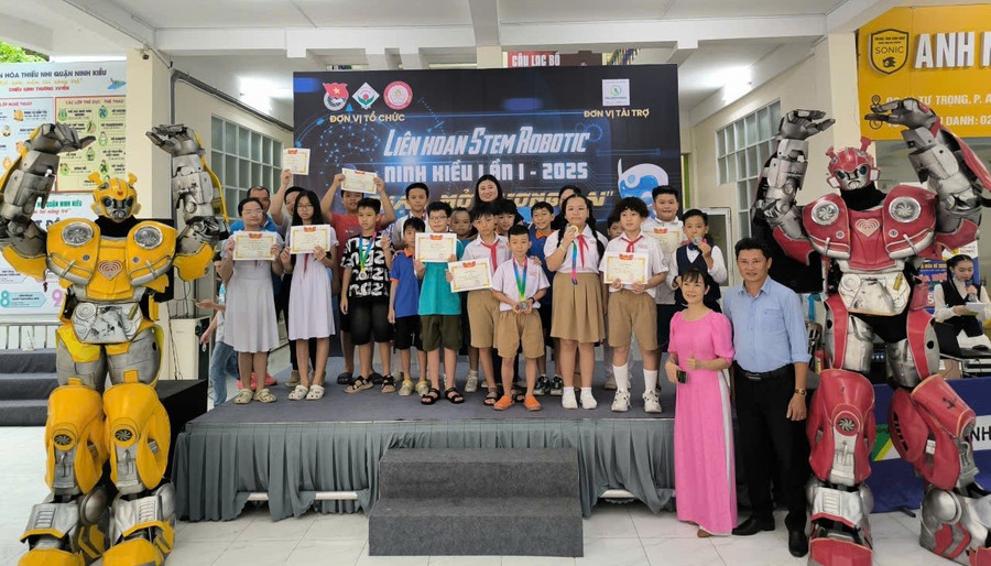 Ban Tổ chức trao giải cho các đội tại Liên hoan STEM ROBOTIC Ninh Kiều.