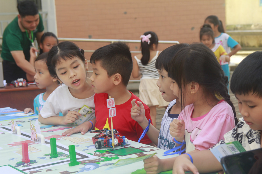 Các em học sinh tiểu học tham gia hoạt động trải nghiệm STEM và Robotic. stem-can-tho-6.jpg