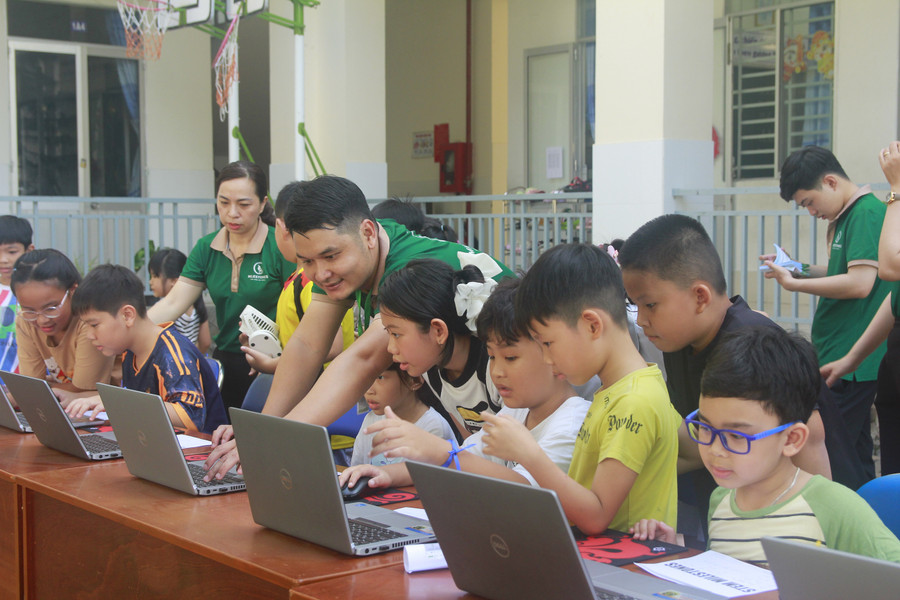 Các em học sinh Trường Tiểu học Ngô Quyền, phường Ninh Kiều tham gia hoạt động trải nghiệm STEM. stem-can-tho-5.jpg