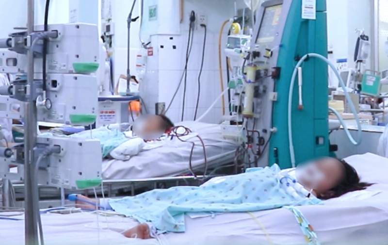 Hai bệnh nhi mắc sốt xuất huyết biến chứng nặng đang điều trị tại Bệnh Nhi đồng 2, TP. Hồ Chí Minh - Ảnh: Bệnh viện cung cấp