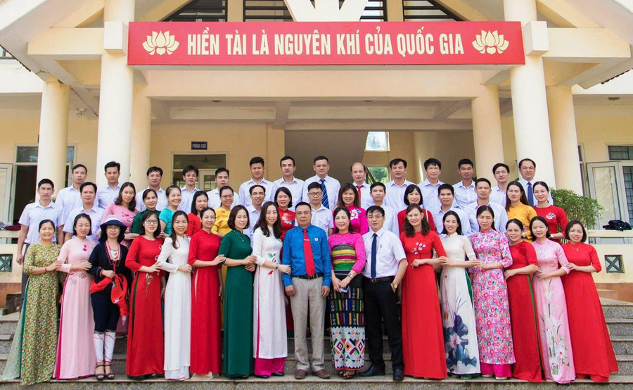 Cô giáo Trương Thị Hòa (người thứ 8 từ trái sang) cùng tập thể cán bộ, giáo viên Trường THPT DTNT Ngọc Lặc (Thanh Hóa).