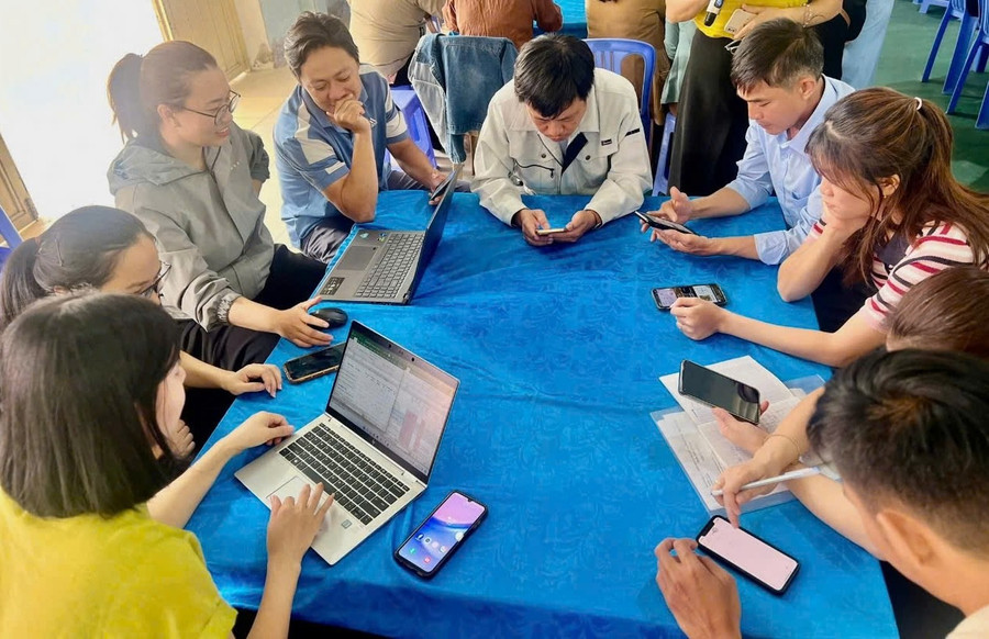 Giáo viên tham gia tập huấn chương trình "Bình dân học vụ". z6816833022675-a26893e563df9d96461f85383976bb1e.jpg