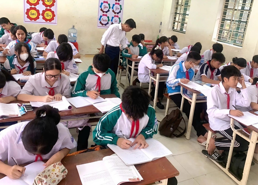 Mỗi bài giảng của thầy Mai Quý Pha (Trường THCS Đông La) đều lôi cuốn, tạo sự hứng thú đối với học sinh. lop-thay-pha.jpg