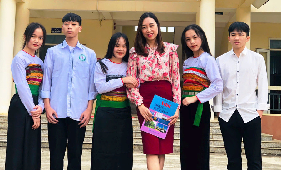 Cô giáo Trương Thị Hòa và học trò của mình. Ảnh: NVCC. 22350d53de6d57330e7c.jpg