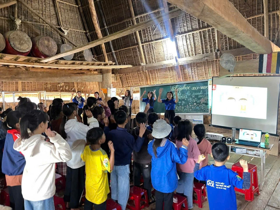 Người dân, học sinh ôn tập lại kiến thức, tránh tái mù chữ trong dịp hè 2025. z6849007639487-13c51a2fe373f00fdcc95f87231a8c20.jpg