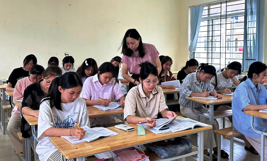 Cô Hòa và học sinh trong giờ ôn tập ở trường. Ảnh: NVCC 8e3fb253-bca3-425e-a15c-41fc48d51286.jpg