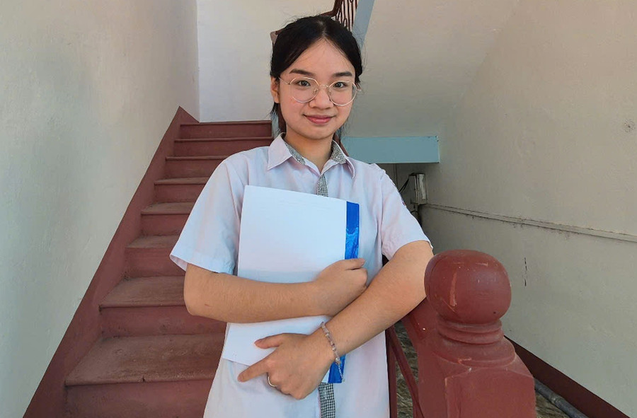 Nữ thủ khoa khối D01 Trịnh Mai Linh xem AI như một người bạn hữu dụng.