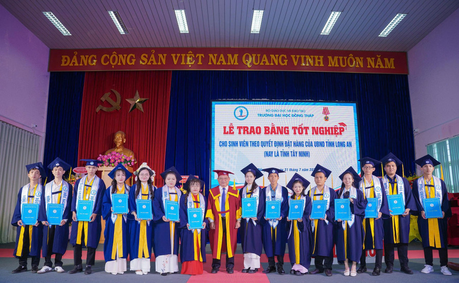 Trường Đại học Đồng Tháp trao bằng tốt nghiệp cho 61 tân cử nhân đào tạo theo đơn đặt hàng của tỉnh Tây Ninh.