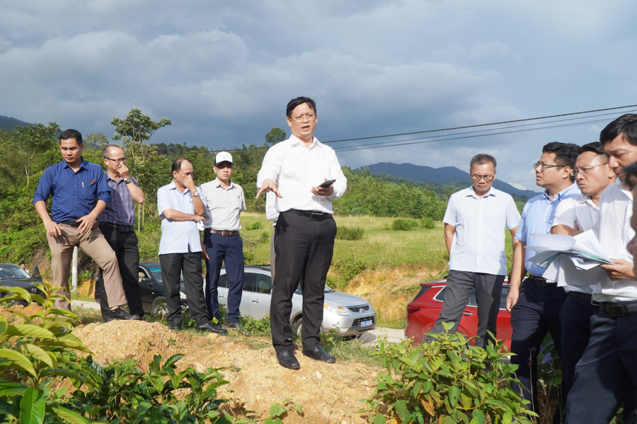 Ông Nguyễn Thanh Bình, Phó Chủ tịch Thường trực UBND TP Huế (đứng giữa) khảo sát thực địa các điểm xây dựng trường học ở các xã biên giới. dsc07986-31-7-2025-22-23-36-793-ch.jpg