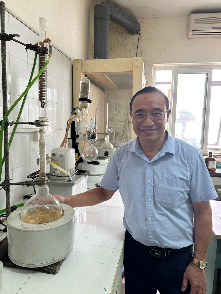 GS.TS. Nguyễn Mạnh Cường tại phòng thí nghiệm. duoc-lieu-ban-dia-viet-nam-diet-virus-khang-viem-2.jpg