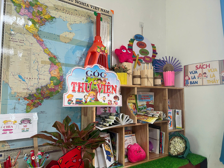 Góc thư viện tại một lớp học của Trường Tiểu học Trần Thị Bưởi (phường Phước Long, TPHCM).