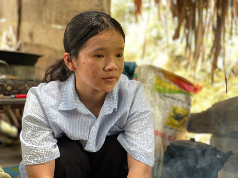 Dù khó khăn, nhưng Nhung vẫn luôn ấp ủ quyết tâm được đi học. z6867503171296-3a589b0bc5dff2d1a11beb1e77b64fd6.jpg
