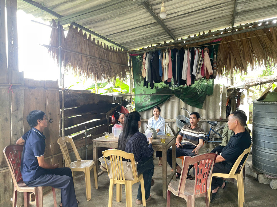 Cán bộ thôn xóm cùng bà con hàng xóm đến chia vui và động viên gia đình Nhung. z6867503123323-1815e0a65e1fa670eaa9e66b1bfc14eb.jpg