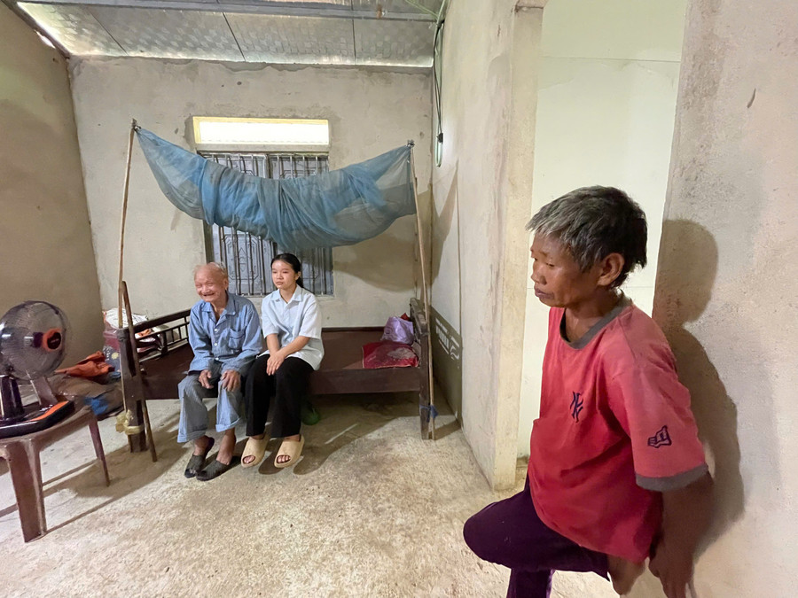 Sát vách nhà em là nhà ông nội 96 tuổi cùng người cô bị tâm thần. z6867503203430-0b71f144404885010c7297336b648ce9.jpg