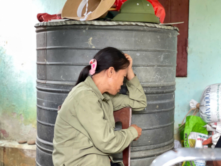 Nghĩ đến quãng đường đại học phía trước của con, chị Ngô Thị Tâm không khỏi thở dài. z6867503138013-ec6fe60222c886739468ed8774273fc8.jpg