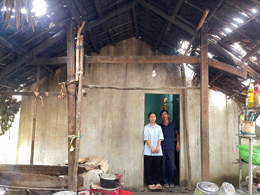 Bên cạnh căn bếp là ngôi nhà chưa đầy 30m2 được xây dựng từ nguồn hỗ trợ của địa phương và người dân. z6867503172158-1eb4d0c6e359266af434d81554323f91.jpg