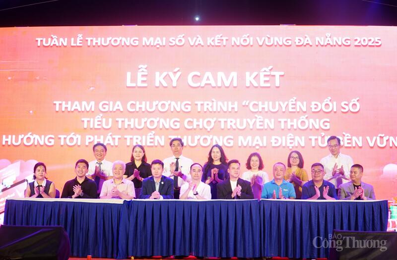 Các đơn vị ký cam kết hỗ trợ tiểu thương chợ truyền thống phát triển thương mại điện tử trong khuôn khổ Tuần lễ Thương mại số và Kết nối vùng Đà Nẵng 2025