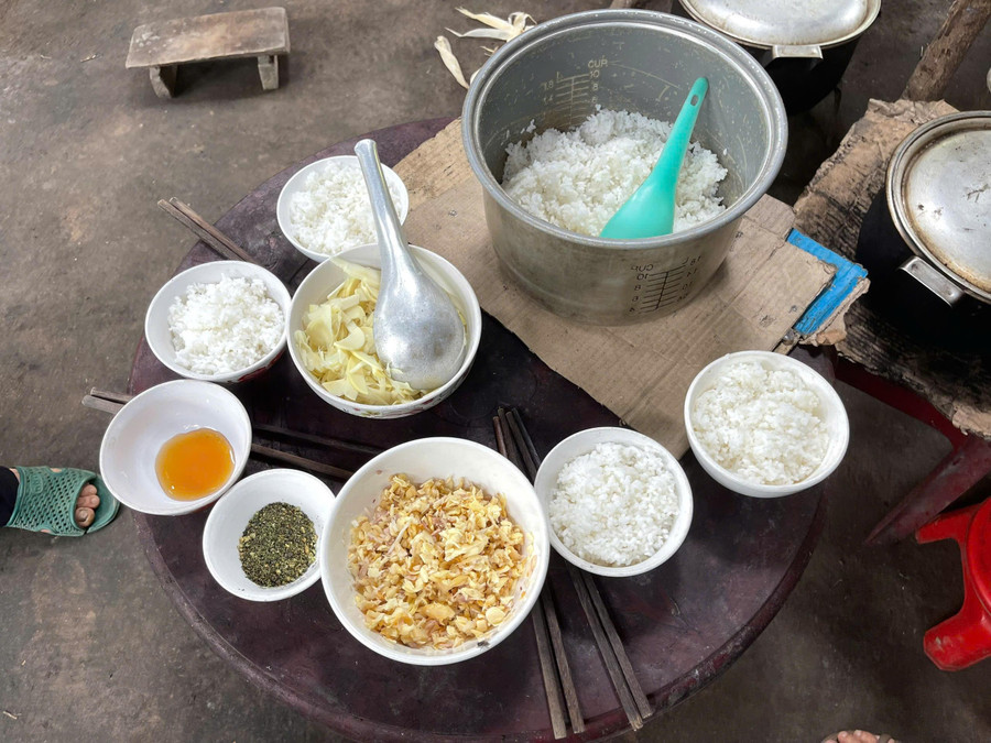 Bữa cơm đạm bạc, quen thuộc của gia đình Nhung. z6867618777708-4ecc50925fb2435ab3e383d27c4cabc1.jpg