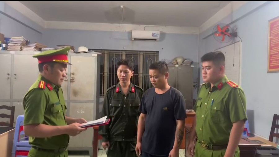 Cơ quan điều tra đọc lệnh bắt tạm giam Nguyễn Thế Ninh. (Ảnh: Công an TPHCM)