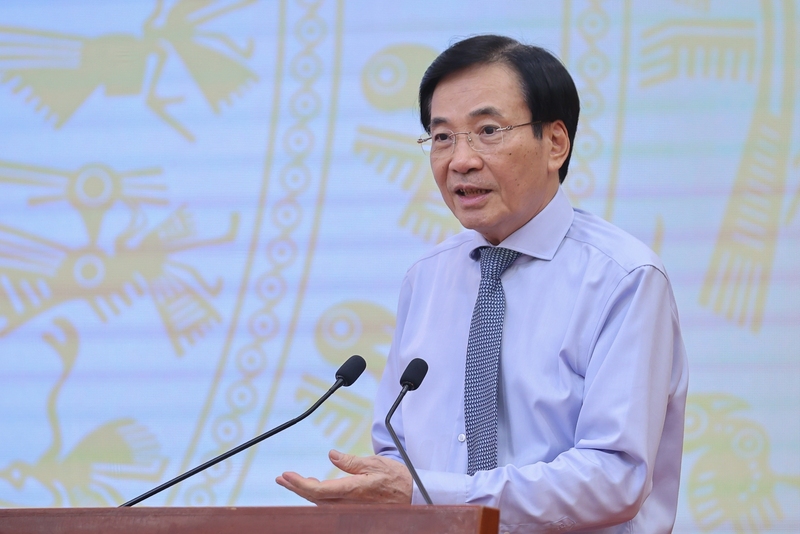 Bộ trưởng, Chủ nhiệm Văn phòng Chính phủ Trần Văn Sơn, Người phát ngôn của Chính phủ, cung cấp thông tin về tình hình KTXH tháng 7 và 7 tháng năm 2025. Ảnh: VGP/Nhật Bắc.