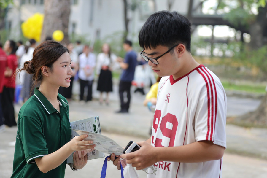 Thí sinh tham dự Ngày hội lựa chọn nguyện vọng xét tuyển năm 2025. Ảnh: Nam Trần diem-chuan-nganh-su-pham-2025-1.jpg