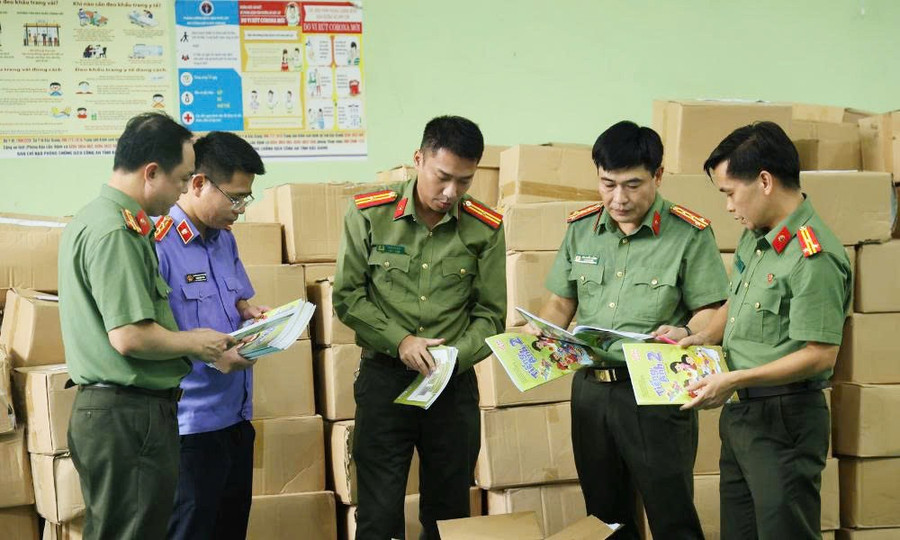 Lãnh đạo Công an tỉnh Bắc Ninh chỉ đạo công tác điều tra. Ảnh: BBN can-trong-de-khong-mua-phai-sach-giao-khoa-gia-1.jpg