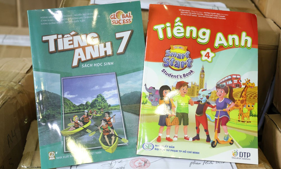 Một số loại SGK do các đường dây làm giả sản xuất. Ảnh: CA can-trong-de-khong-mua-phai-sach-giao-khoa-gia-2.jpg