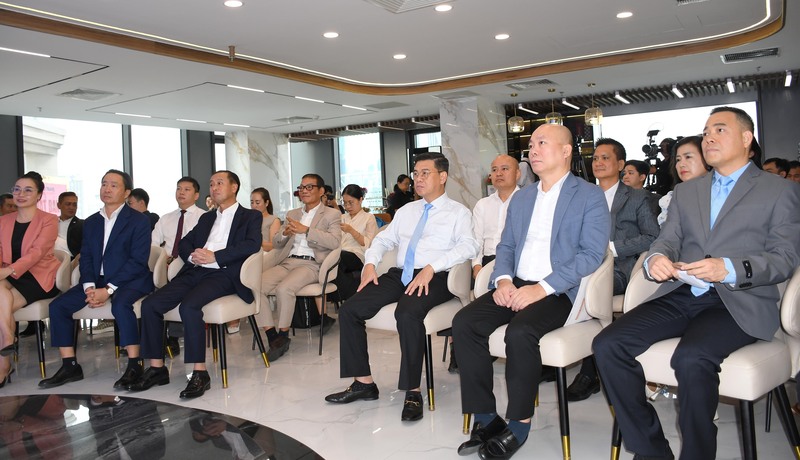 Lãnh đạo TP. Hồ Chí Minh, Cục trưởng Cục Xúc tiến thương mại và các đại biểu tham dự sự kiện. Ảnh: Minh Khuê