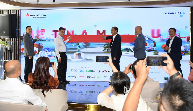 Lãnh đạo TP. Hồ Chí Minh, Cục trưởng Cục Xúc tiến thương mại và các đại biểu thực hiện nghi thức ra mắt nền tảng giao dịch thương mại điện tử B2B Việt Nam - Hoa Kỳ. Ảnh: Minh Khuê